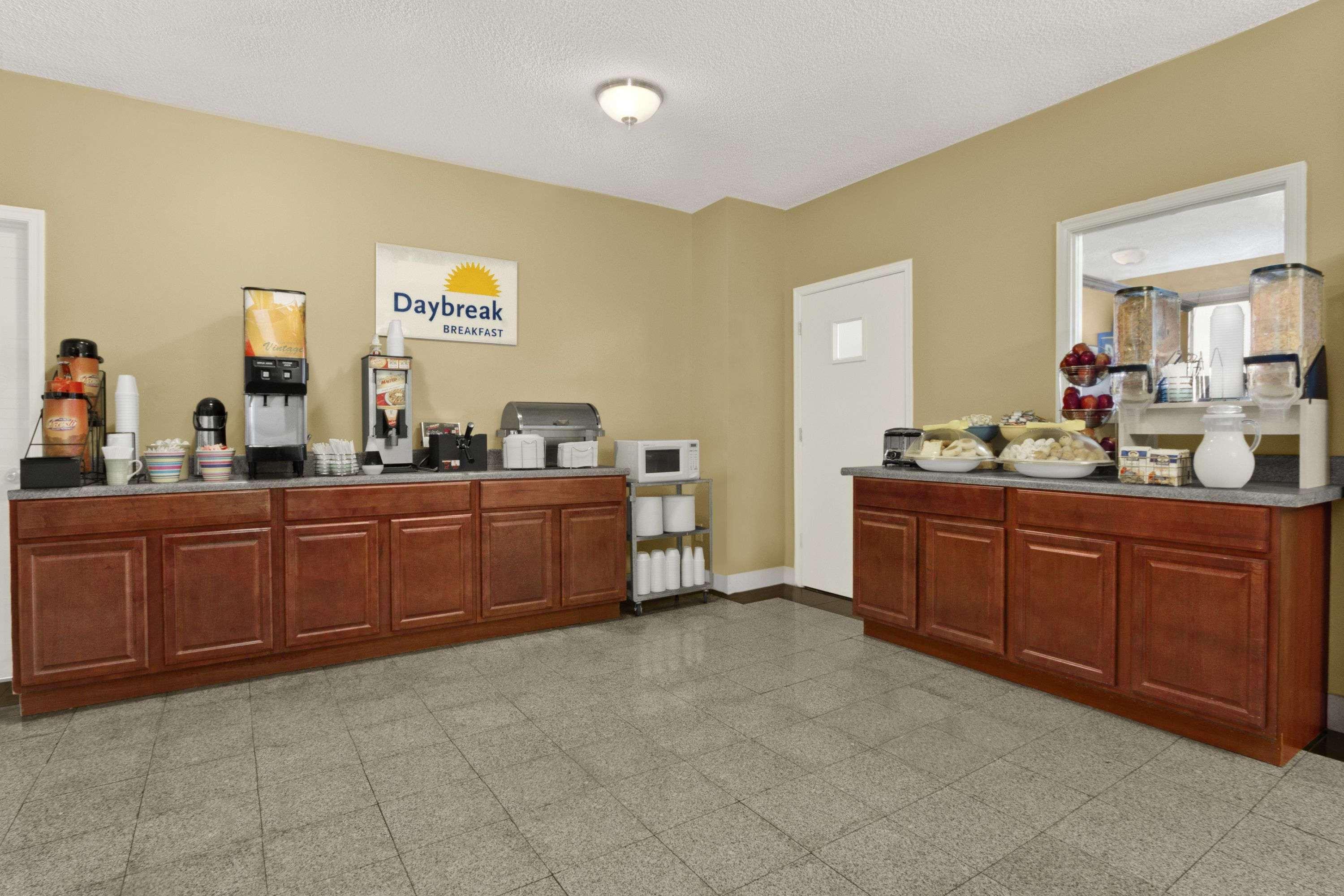 Days Inn By Wyndham Емпория Екстериор снимка