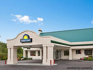Days Inn By Wyndham Емпория Екстериор снимка