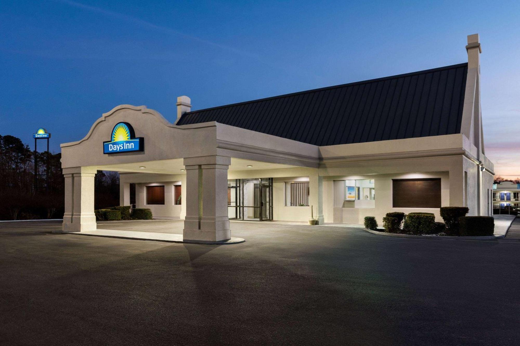 Days Inn By Wyndham Емпория Екстериор снимка