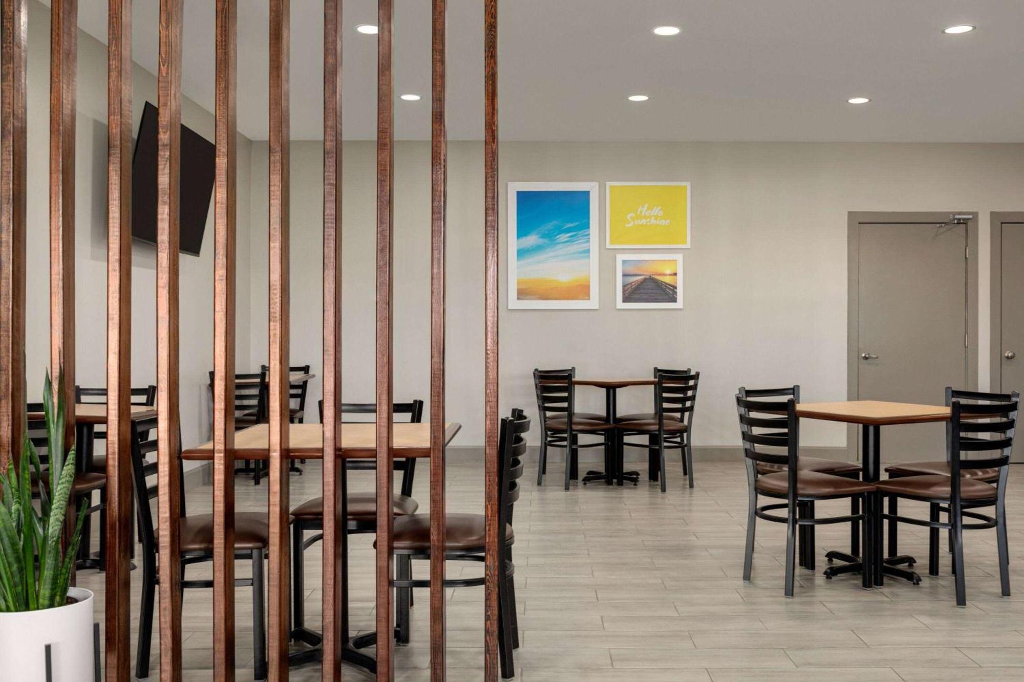 Days Inn By Wyndham Емпория Екстериор снимка