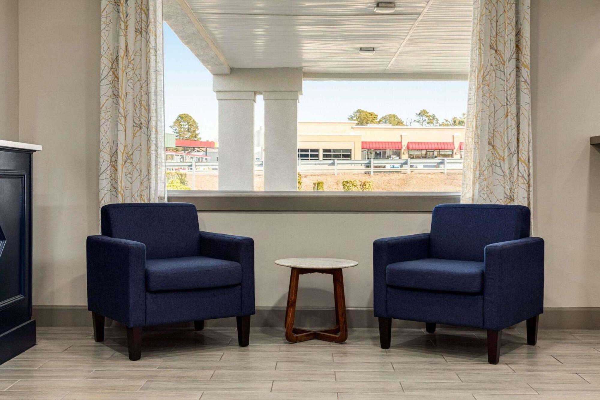 Days Inn By Wyndham Емпория Екстериор снимка